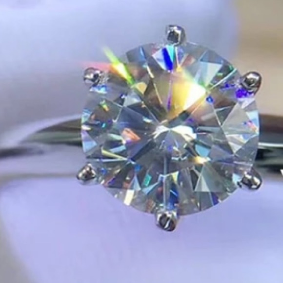 Luxury 18K White Gold Ring.2.0CT Zirconia Diamond - Picture 2 of 5